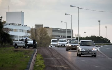 Una furgoneta policial vigila la Avenida de Circunvalación en Rosario, Santa Fe.