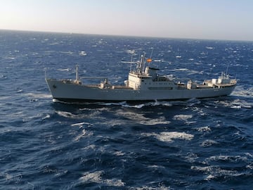 El buque, en servicio desde 1983, realiza transporte logstico de personal y material. Adems, participa en maniobras y ejercicios simulando ser un buque civil para entrenar en diferentes escenarios. Esto ayuda a mejorar la preparacin tanto de la Armada como de otros organismos civiles y militares.