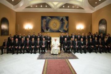 El Papa Francisco posa con los miembros del FC Bayern durante una audiencia privada celebrada en la sala Pablo VI del Vaticano.