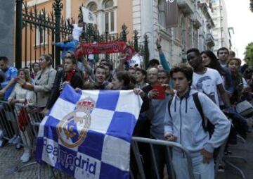 Los seguidores esperan en el hotel de Lisboa la llegada del Real Madrid. 