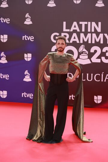 El artista musical Osvaldo Supino posa durante el photocall previo a la gala de entrega de los Latin Grammy 2023, en el Palacio de Congresos de Sevilla.