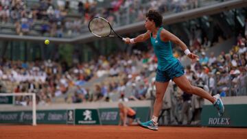 Carla Suárez devuelve una bola durante su partido ante Marketa Vondrousova en Roland Garros 2019.