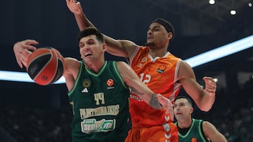 Maroussi (Greece), 05/12/2025.- Panathinaikos' Konstantinos Mitoglou (L) in action against Valencia's Neal Sako (R) during the Euroleague basketball match between Panathinaikos and Valencia at the at the OAKA Telekom Center, in Maroussi, Athens, Greece, 05 December 2025. (Baloncesto, Euroliga, Grecia, Atenas) EFE/EPA/PETE ANDREOY