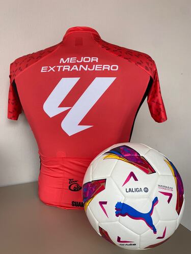 El Alargue y LaLiga entregan maillots de Carapaz y Piccolo del Tour Colombia