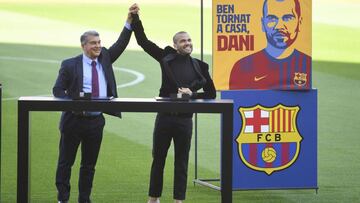 Dani Alves junto a Laporta en la presentaci&oacute;n del brasile&ntilde;o. 
 
 
 
  
 
 
 Joan Laporta
 Dani Alves
  DANIEL ALVES