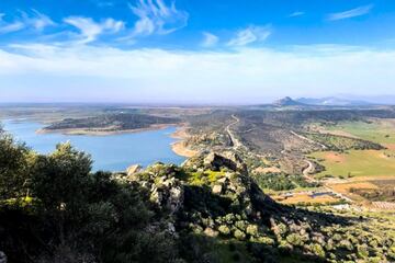 Ruta que discurre por las proximidades de la localidad pacense de La Zarza, un recorrido de 18 km que transcurren por parajes de alto interés medioambiental, etnográfico, histórico y cultural. Una prueba única para hacer deporte, disfrutar de la naturaleza, paseando por la ZEPA del Embalse de Alange y Sierra de Pe?as Blancas; y visitar lugares de interés histórico como las pinturas rupestres de La Calderita, una de las más destacadas del arte rupestre esquemático; la Ermita Nuestra Se?ora de las Nieves, o la Mina de Tierrablanca de la Zapatera.
