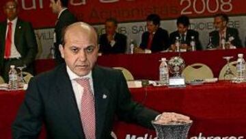 <b>TRADICIÓN. </b>Del Nido, junto a la Supercopa de España.