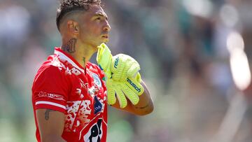 El arquero de Deportes Puerto Montt, Mauricio Viana, es fotografiado durante el partido de Primera B contra Santiago Wanderers.