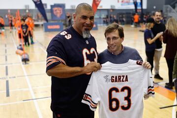 El exjugador de la NFL y leyenda de los Chicago Bears  Roberto Garza y el alcalde de Madrid, José Luis Martínez-Almeida, durante la visita de una delegación de los Chicago Bears esta semana a Madrid. 