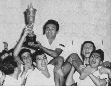 Colo Colo fue el primer campeón de la Copa, en 1958. En la primera final superó a Católica.