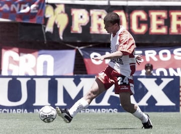 El delantero debutó con el Huracán de Argentina, donde demostró sus grandes habilidades desde corta edad, con 10 goles en dos temporadas. 