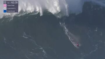 El surfista hawaiano Kealii Mamala en el bottom de una ola gigante en Nazar&eacute; (Portugal) durante el campeonato del mundo de surf tow-in, el 13 de diciembre del 2021. 