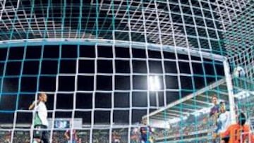 <b>IBRA ABRIÓ LA LATA.</B> El delantero sueco del Barça marcó el primer gol del partido de cabeza al imponerse en el salto a Henrique y a Toño.