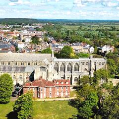 Se ponen a limpiar el jardín de casa y se topan con un tesoro histórico de oro valorado en miles de euros: “Es fantástico”