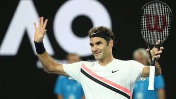 Roger Federer celebra su victoria ante Aljaz Bedene en su partido de primera ronda del Open de Australia.