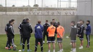 Nuno charla con sus jugadores en un entrenamiento en Paterna. 