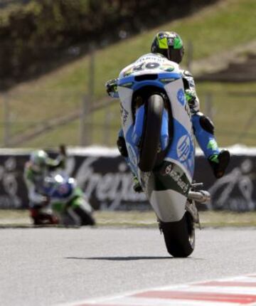 El piloto español de Moto 2 Pol Espargaró de Tuenti HP 40 celebra su "Pole" al finalizar la sesión de clasificación.