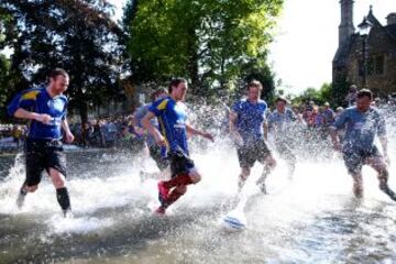 Partido anual de fútbol sobre las aguas del río Windrush
