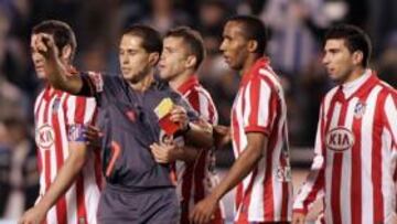 <b>PROTESTAS. </b>Antonio López, Reyes y Simao miran con indignación a Paradas Romero, tras la señalización del penalti que le costó al Atlético la derrota en Riazor.