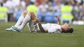 James Rodríguez en el suelo en el partido frente al Valladolid.