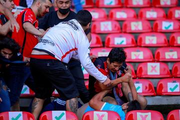 La novena jornada de la Liga MX tuvo que ser suspendida tras la batalla campal entre los hinchas del Atlas y de Querétaro. Según las autoridades hay 22 heridos, dos graves.