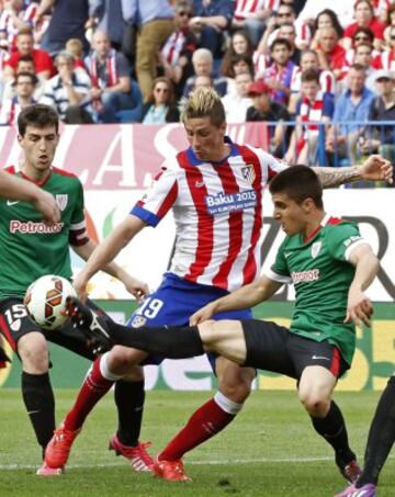 Fernando Torres ante Andoni Iraola y Unai Bustinza.