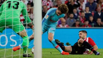 Yeray derriba a Griezmann en el Athletic-Atlético.