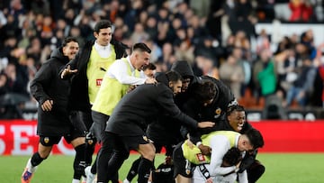 VALENCIA, 08/03/2026.- Los jugadores del Valencia celebran el gol de Diego López, tercer gol del equipo ché, durante el partido de la jornada 27 de LaLiga entre el Valencia CF y el Deportivo Alavés, este domingo en el estadio de Mestalla. EFE/ Ana Escobar