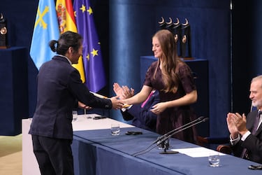 Byung-Chul Han, Premio Princesa de Asturias de Comunicación y Humanidades 2025, recibe el galardón durante la ceremonia de los Premios Princesa de Asturias 2025.