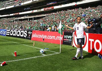 Cancha del Estadio Azteca. La afición lanza objetos a Landon Donovan, uno de los personajes menos queridos por los fans en México y quien se disponía a cobrar un tiro de esquina