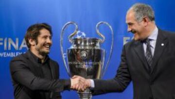 Saludo entre Zubizarreta y Bixente Lizarazu, representante del Bayern en el sorteo.