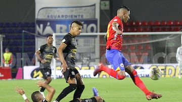 Acción de juego del partido entre Pasto y Once Caldas.