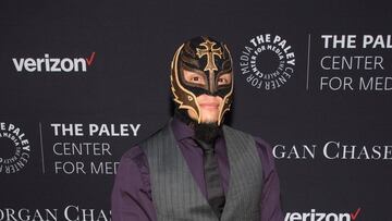 Rey Mysterio está severamente lesionado por la agresión de Seth Rollins