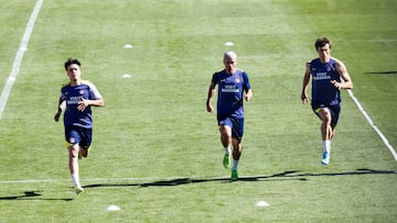 01/04/25
JULIO DIAZ , GRIEZMANN , LE NORMAND
ENTRENAMIENTO ATLETICO DE MADRID
FUTBOL 25/26
01/04/26