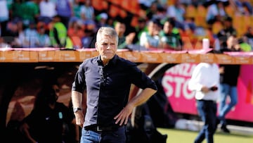 Paulo Autuori durante un partido de Atlético Nacional.