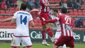 <b>SEGURO. </b>Migue peina un balón con la cabeza ante la atenta mirada de Hernández y Benja.