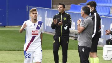 Michel, durante un partido con el Huesca.