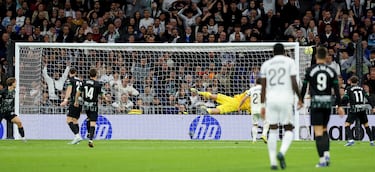 2-0. Fran García asiste a Federico Valverde en el balcón del área. El uruguayo amaga, recorta, se hace hueco y dispara con el interior del pie derecho para colocar el balón en la escuadra izquierda de la portería de Matías Dituro.