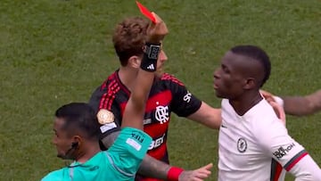 Salvajada de Nico Jackson que le cuesta la roja directa: el árbitro no duda