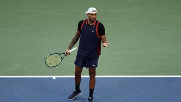 El tenista australiano Nick Kyrgios reacciona durante su partido ante Benjamin Bonzi en el US Open.