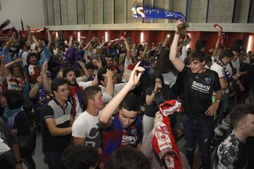 Aficionados del Huesca celebraron el ascenso a Primera División.