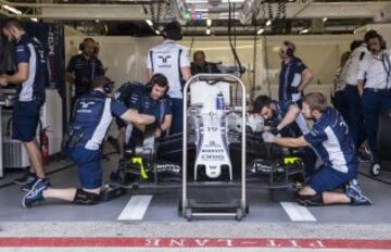 Los mecánicos de Williams ponen a punto el coche de Felipe Massa.