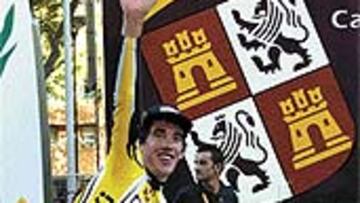 <b>MUCHA MANO.</B> Isidro Nozal saluda después de bajar el podio. Observen el tamaño de la mano del líder, que hoy parte entre los favoritos en una crono que será crucial.