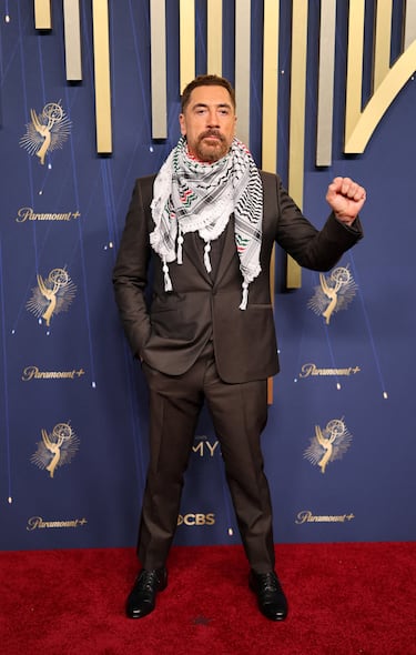 Javier Bardem posa en la alfombra roja de los Premios Emmy 2025 celebrados en California.