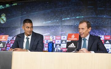 Alphonse Areola y Emilio Butragueño durante la rueda de prensa de presentación. 
