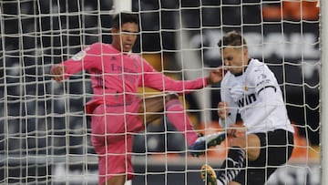 Varane, durante el Valencia-Real Madrid, en su gol en propia puerta.