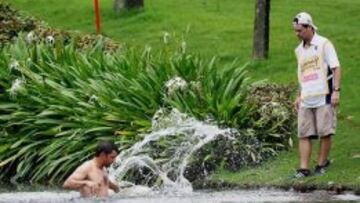 Larrazábal se lanza al agua para evitar un ataque de abejas