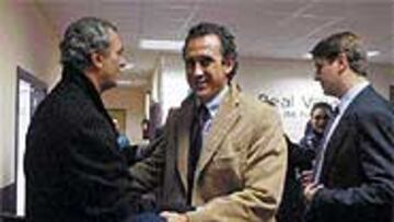 <b>ENFERMOS</B>. Jorge Valdano saluda a José Luis Sarmiento. Carlos Suárez, a la derecha, es otro afectado.