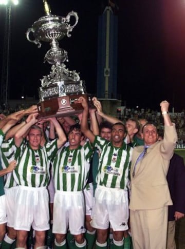 Jugadores del Real Betis y su presidente, Manuel Ruiz de Lopera, levantan el Trofeo Ramón de Carranza tras vencer al Lazio en la final en 1999.