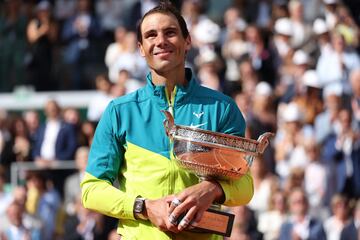 Rafa Nadal celebrando su 14º Roland Garros, ya con el trofeo entre sus manos. 